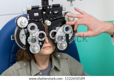 Ophthalmologist who uses an equipment to measure sight to a child