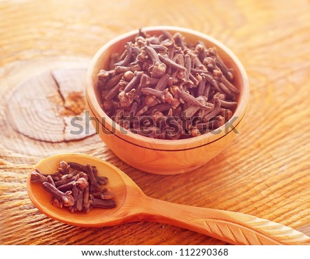 spice cloves in a bowl