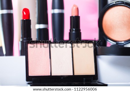 Makeup brush with loose cosmetic powder