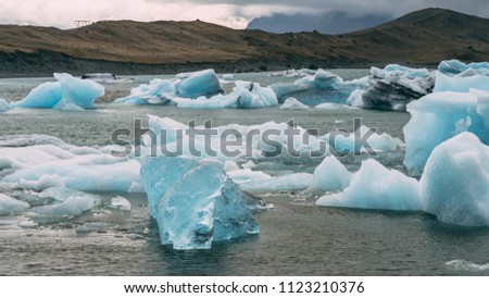jokulsarlon glacier lagoon icebergs look like diamond iceland