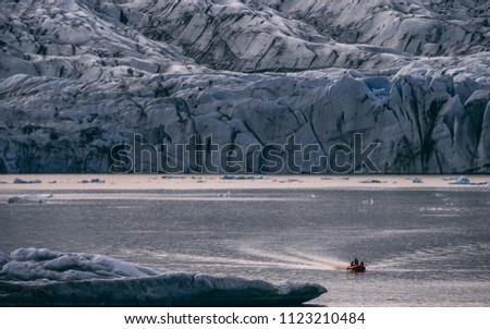 glacier lagoon in iceland, jokulsarlon lagoon a boat in the water