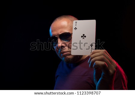 A man in sunglasses holds a deck of playing cards and shows tricks in a scenic light.
The photographer is the author of the design of playing cards, which is written in the release of the property.