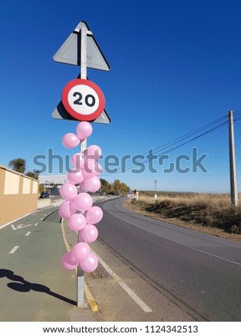 Sign 20 with pink balloons