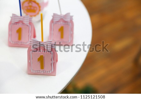 Details of one year old girl's birthday decoration - Decorative objects for one year old girl - First birthday - Pink decoration - Number one