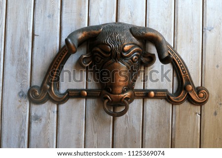 Door handle in the form of a bull