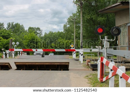 closed railroad crossing