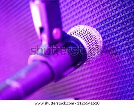 Soft focus microphone before the lining of the speaker for recording