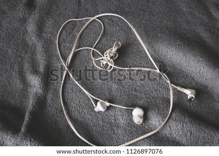  tangled white headphones