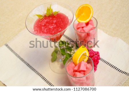Photo of watermelon cocktails with roses.