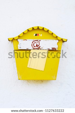 Slow broadband expansion in Germany, slow internet. Symbolic picture: Old, grungy mailbox with e mail symbol