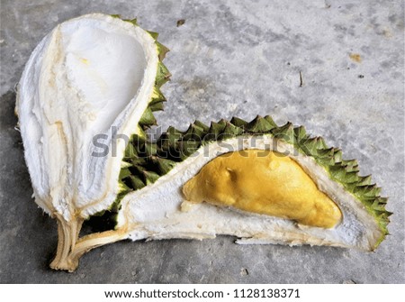 Durian was cut on the ground.