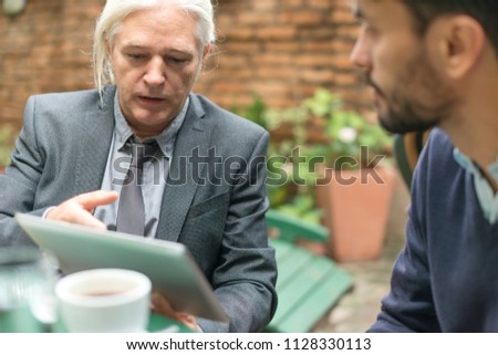Two colleagues have a meeting in the cafe
