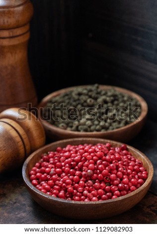 Red and green peppercorn in wooden bowl