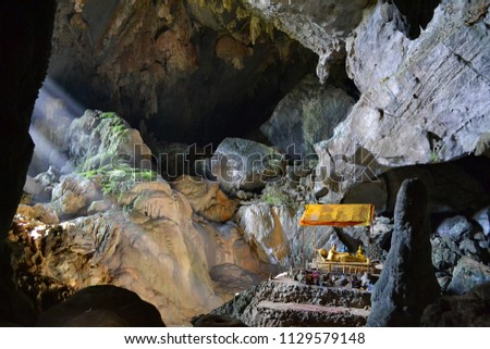 A buddha statue in a cave near Vang Vieng (Laos)