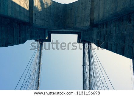 Structures and columns of the Brooklyn Bridge in New York