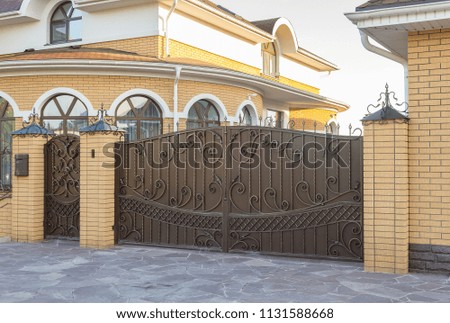 Automatic swing gates in a private house