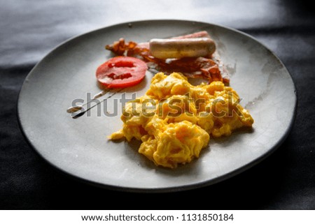 Scrambled egg with sausage, ham and crispy bacon