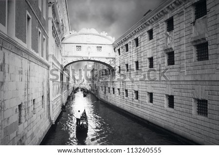Beautiful scenic view of the Bridge of Sighs (Ponte dei Sospiri) in Venice in black and white