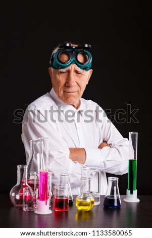 An old chemister in green glasses