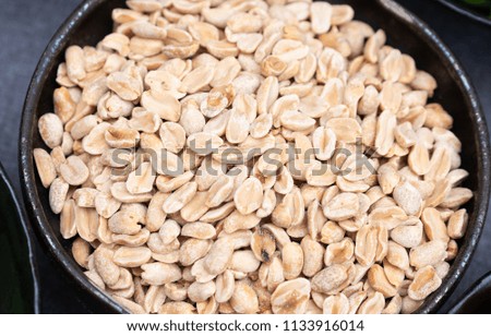 Fresh peanuts in a bowl