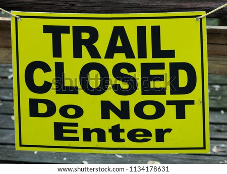 sign says the trail is closed do not enter
