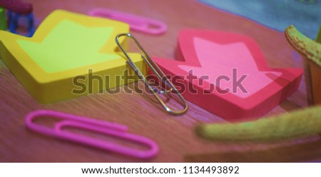 flechas de colores para ideas en la oficina Royalty-Free Stock Photo #1134493892