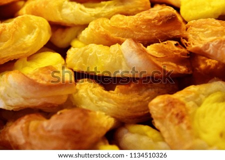 A seamless background of mouth-watering pastry rolls