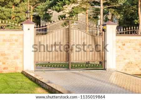 Automatic gate with forged elements in the cottage