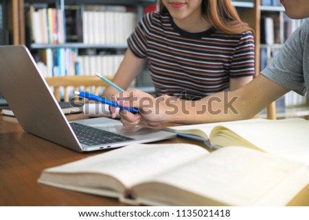 High school students or students are reading and studying. Use computers and books as a source of knowledge. Inside the library 