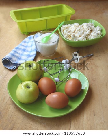 Ingredients for baking of the baked pudding from curd and apple