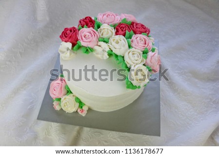 Rose flower made of cream for ckae topping