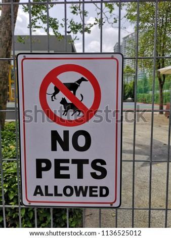 signboard written "no pets allowed" at the park. 