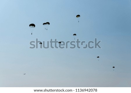 Soldier Parachute To the ground