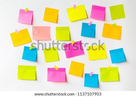 Abstract empty sticky note with heart clip magnet on white board. valentine greeting card message.