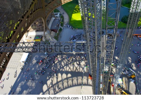 View on the toursits from th Eiffel tower