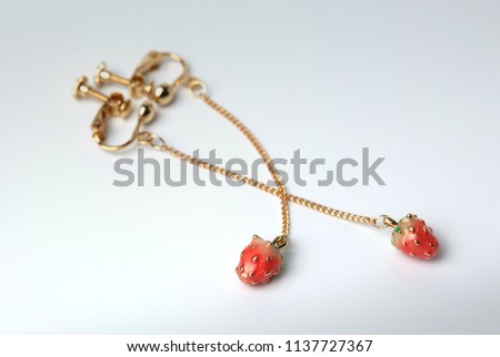 Strawberry earring with clips