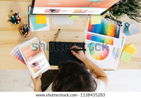 girl with tutorial website at design studio