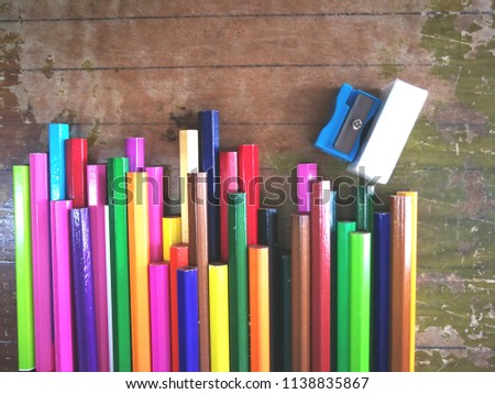 Many colorful wooden pencils. It has not been used. Put on the table Along with the pencil sharpener, there is an empty space to put the text.