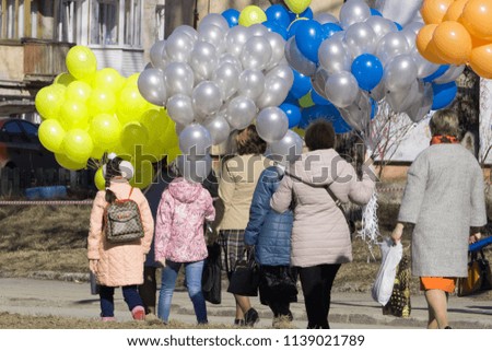 women carry a lot of balloons to the customer. The concept of inspiration, joy and happiness .