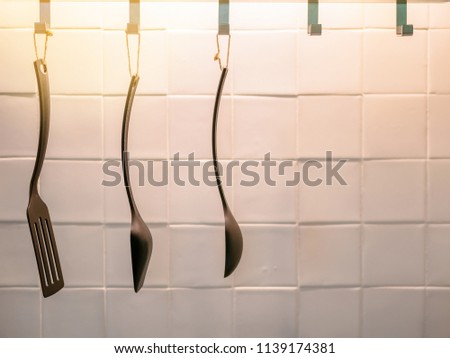 Cooking utensils such as turner and cooking utensils Hang on to the kitchen.