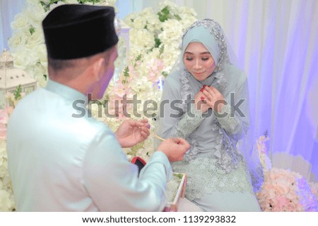 The groom gives the bridal gold bracelet in the wedding ceremony