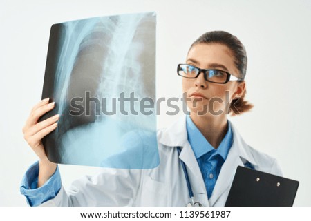  traumatologist with X-ray                              