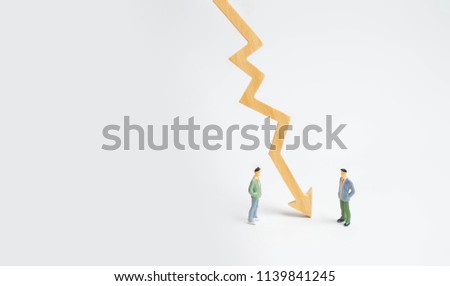 A wooden chart arrow down divides the two people discussing the case. Termination and breakdown of relations, breaking ties. Contract break, conflict of interests. Negotiations of businessmen.