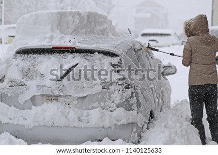  Removing snow from car window