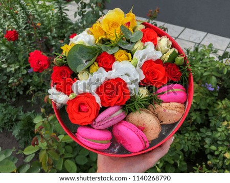 Flowers and macaroons composition