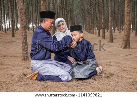 Son and father asking forgiveness during Eidul Fitri celebration