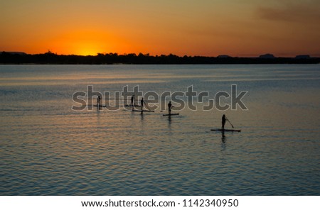 Stand up paddle at sunset, Tocantins river, Brazil. (Pessoas praticando stand up no rio Tocantins.)
