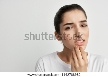   a woman has toothaches                             