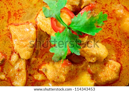 MUSLIM CURRY WITH CHICKEN IN BLACK BOWL