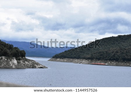 A closeup scenery of mountais and water in sunny day 
